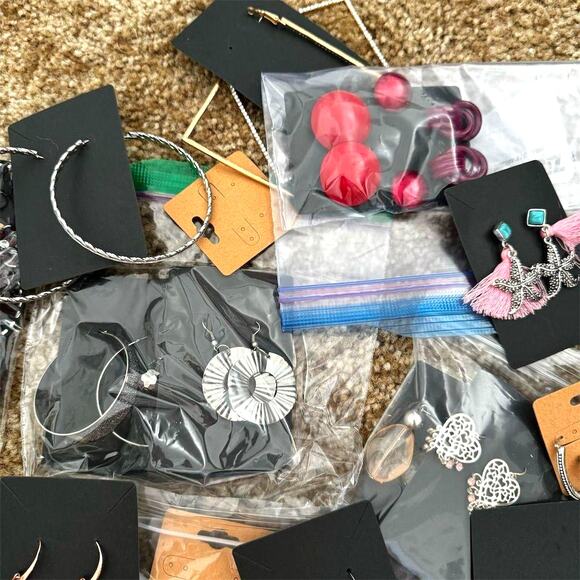 Mixed Lot of Vintage & Modern 50+ Trendy Earrings Hoops Studs Dangles Jewelry - Picture 8 of 8